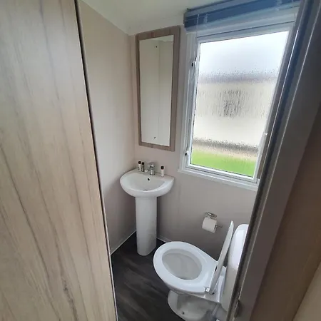 Sleeps 6 With Hot Tub Holiday home *